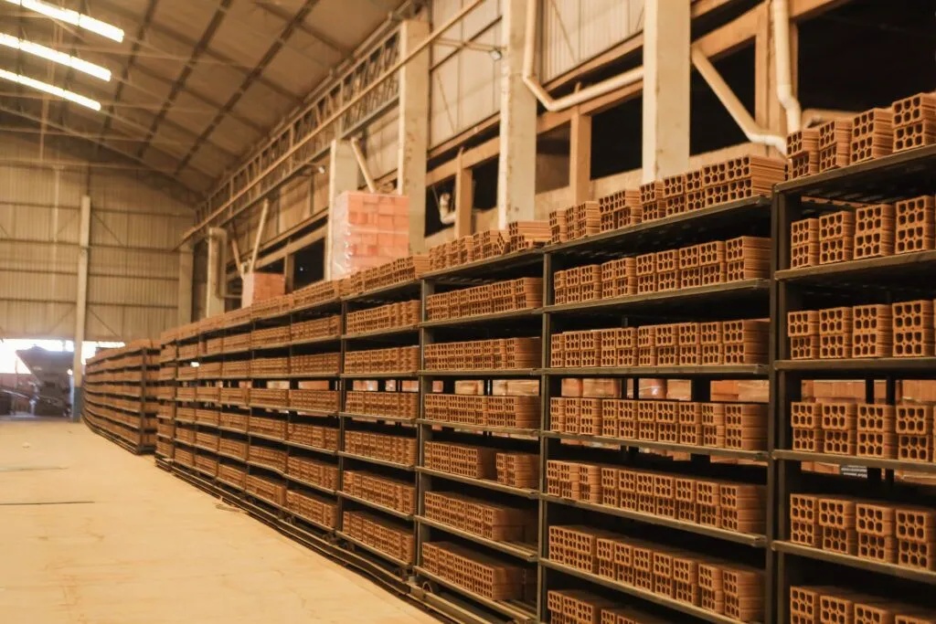 Produção de tijolos cerâmicos na fábrica Irmãos Gai